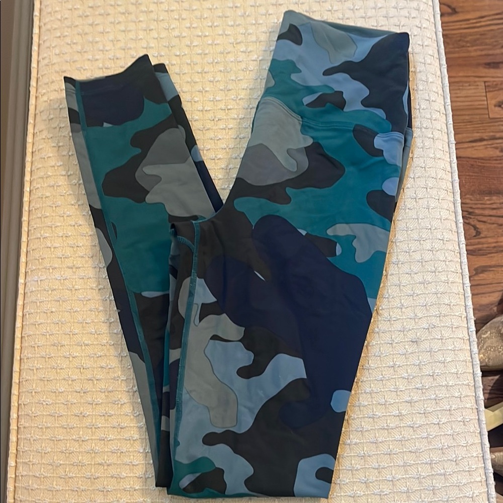 Carbon 38 Camo Print Leggings size small